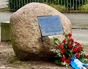 Pflege und Verschönerung des Mahnmals Gedenkstein beim Kundenzentrum Billstedt