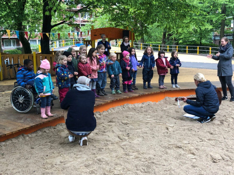 Erster inklusiver Spielplatz „Onkel Rudi“ Hamburg in der Neustadt  eröffnet