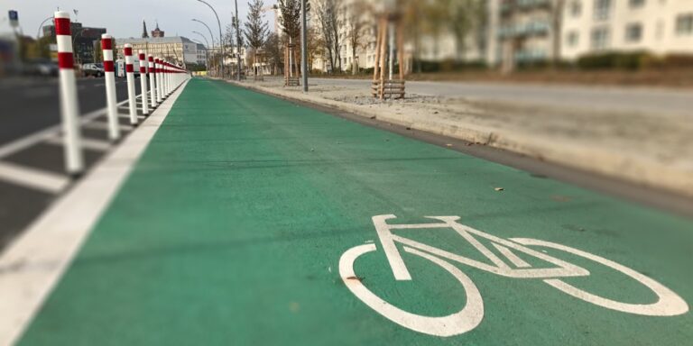 Radfahrstreifen und Protected Bike Lanes für den Hafenrand